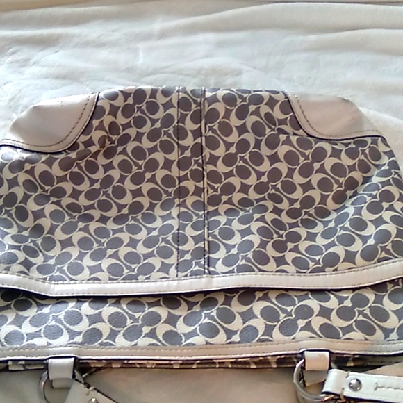 HOST PICK! VTG Coach leather bag in gray/pink/cream with cherry red lining - Picture 2 of 9